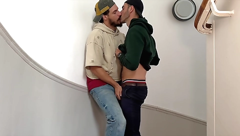 Gay brunette transa Na Escada com Andolinixxl e Fode Bareback