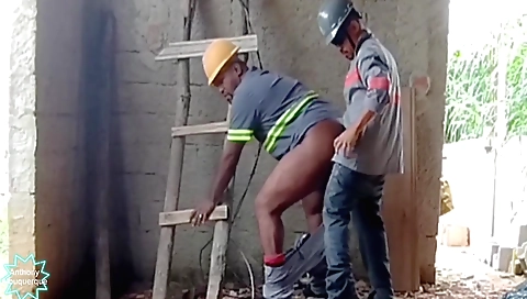 Baixo de baixo em uma anal e fala com uma rapada maior