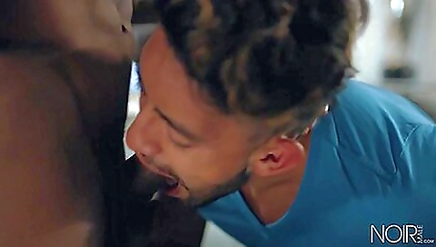 Brunette black slut gets facial cumming after blowjob