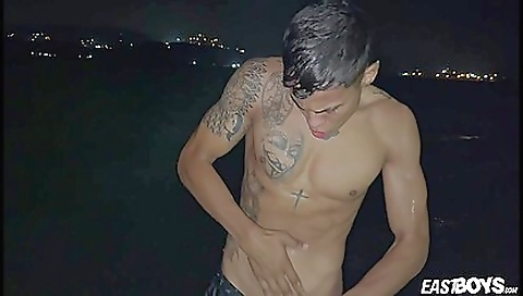 Tattooed hottie has her pussy licked in the outdoor